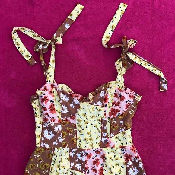 Floral Romper ☀️ - Picture 4 of 11